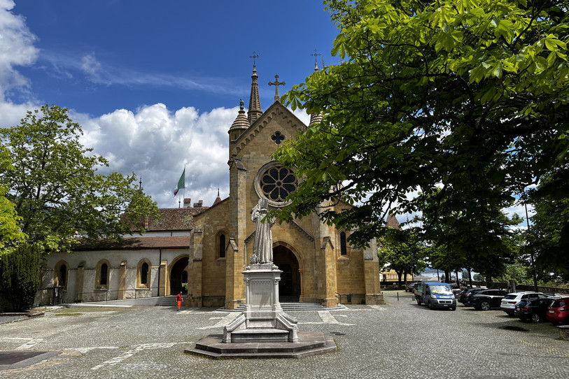 La cathédrale de La Collégiale et la statue de Guillaume Farel à Neuchâtel (Photo : archives)