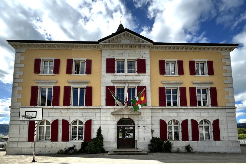 A Val-de-Ruz, presque chaque village possède encore son collège du cycle 1 et 2. Ici à Savagnier. (Photo : archives)