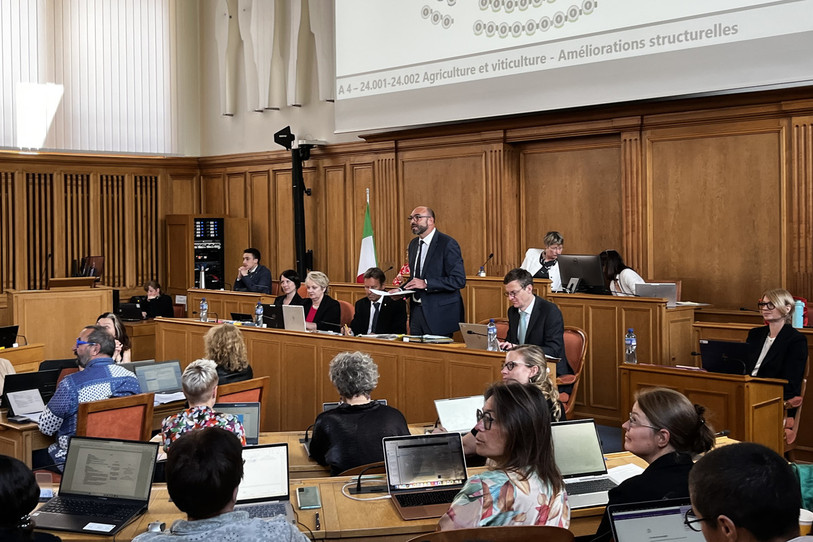 Le conseiller d’État Laurent Favre face au parlement. (Photo : archives.)