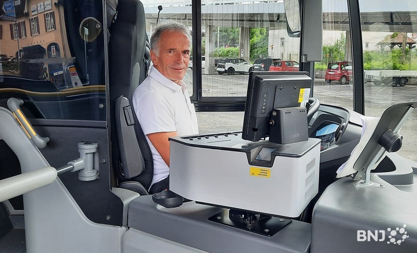 Claude Cattin au volant de son bus à Porrentruy, lui qui arpente aussi les routes ajoulotes de nuit.