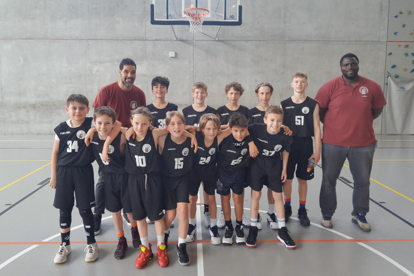 Les frères Bastien (numéro 24), Maxime et Colin (au 2e rang, 2e et 3e depuis la droite) Guerdat avec la sélection régionale. (Photo : BC Boncourt.)