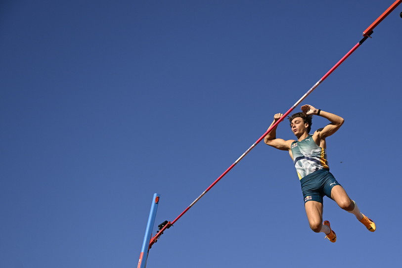 Le Suédois Armand Duplantis en action lors du saut à la perche masculin pendant le meeting d'athlétisme de la Ligue de Diamant dimanche à Stockholm. (Photo : Keystone/EPA/Pontus Lundahl).