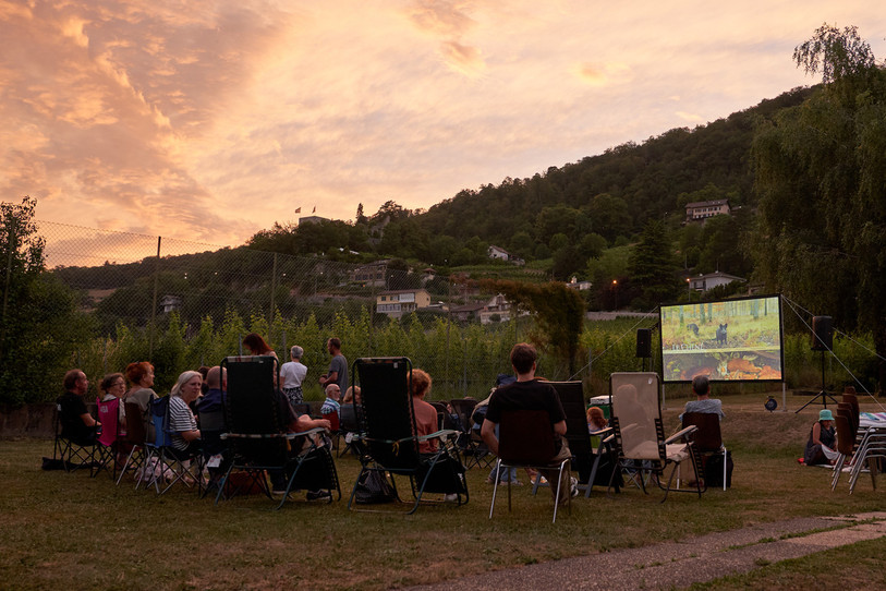 « Église qui bouge » finance des actions concrètes, comme ici le projet « Église en route » à La Neuveville avec un cinéma openair itinérant. (Photo : Eglise en route).