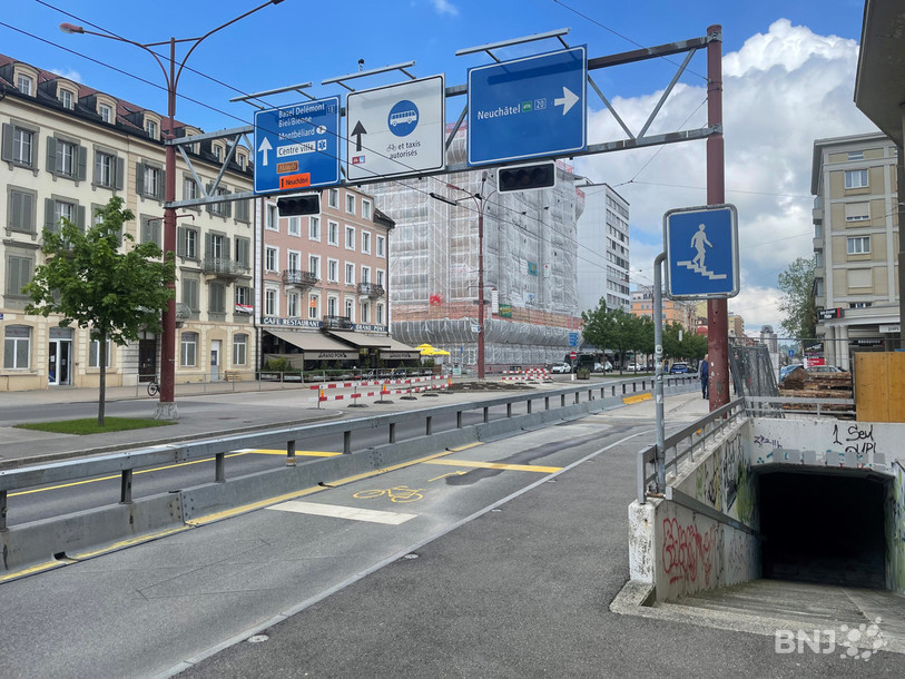Les feux ne sont plus en fonction au pied du Grand Pont et seront désinstallés. Un giratoire règlera la circulation à ce carrefour de La Chaux-de-Fonds. 