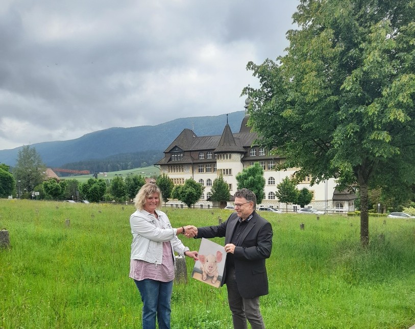 Le président de la Foire de Chaindon, Ervin Grünenwald, et l'artiste Sylvie Bühler ont présenté la nouvelle affiche mardi matin. 