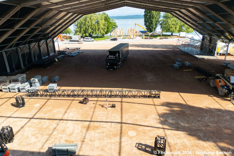 Cette nouvelle scène offre une vue dégagée pour le public présent sur les Jerunes-Rives. (Photo : Stéphane Besson/Festi'neuch).