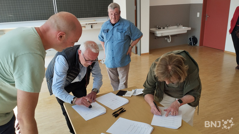 Des représentants des autorités communales de St-Brais, Les Enfers, Le Bémont, Montfaucon et Saignelégier ont signé la convention intercommunale.