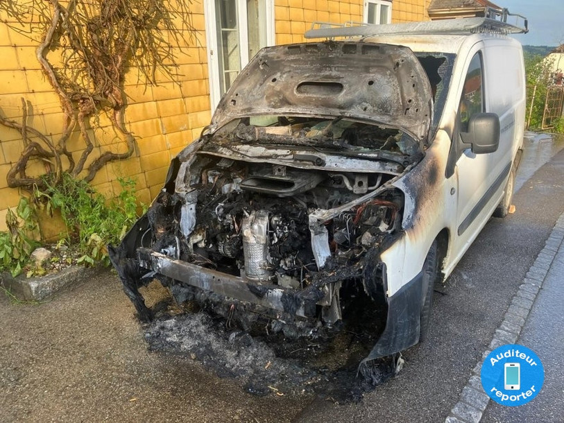 Une voiture a pris feu ce jeudi matin à Saignelégier.