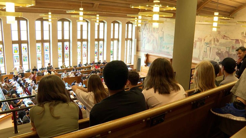 Depuis les tribunes qui surplombent l'hémicycle, les élèves ont pu s'imprégner de l'ambiance et assister aux interventions. (Photo : illustration)