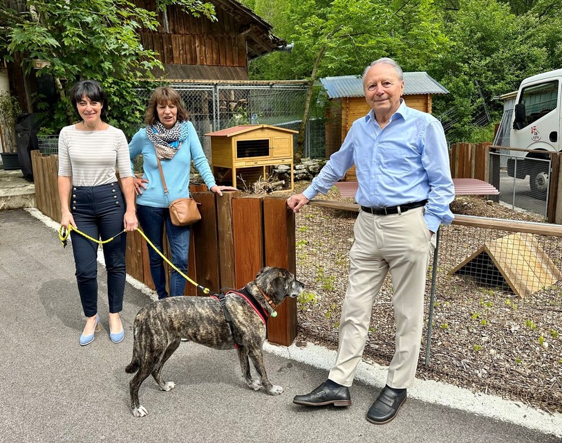 De gauche à droite : Claudia Zuber (Présidente de la Fondation Chipie) avec sa chienne Gloria, Hélène Kottelat (vice-présidente) et William Daellenbach (caissier).