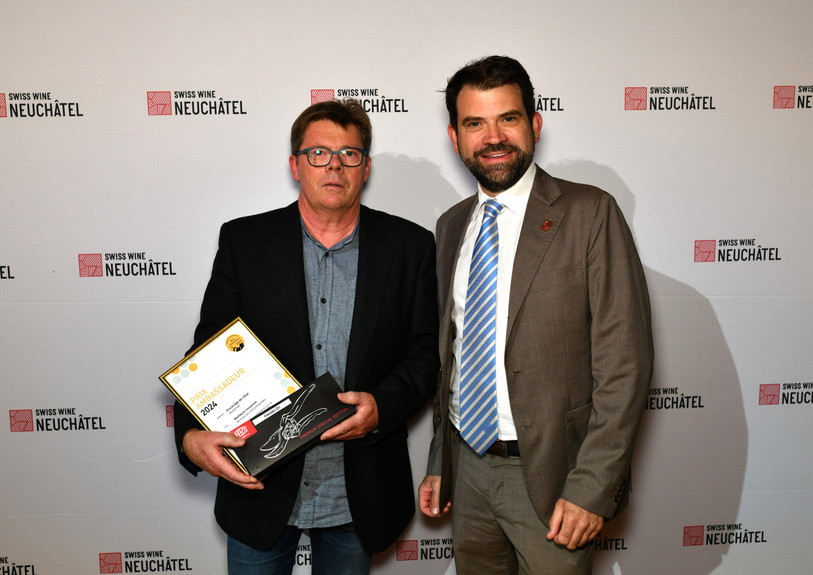 De gauche à droite : Yves Dothaux (oenologue à l'Encavage de l'Etat) et Damien Cottier (conseiller national neuchâtelois et président de la Fédération suisse des vignerons). Photo : Neuchâtel Vins et Terroir