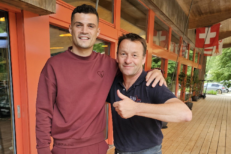 De gauche à droite : Granit Xhaka a pris la pose avec Frédéric Lovis, le patron de la Maison du Tourisme. (Photo : Frédéric Lovis).