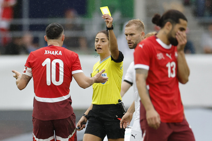 Granit Xhaka, ici averti contre l’Autriche, sera le seul joueur de l’équipe de Suisse à pouvoir discuter avec l’arbitre durant l’Eurofoot. (photo KEYSTONE : Peter Klaunzer)