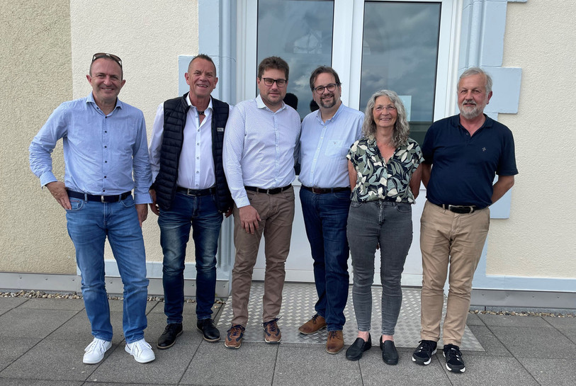De gauche à droite : Sébastien Jeanneret, Olivier Babey et José Oppliger du Lion's Club Franches-Montagnes ainsi que Nicolas Paupe, Marianne Crevoiserat et Jacques Prétat de l'association Insieme Jura. (Photo : Lion's Club).