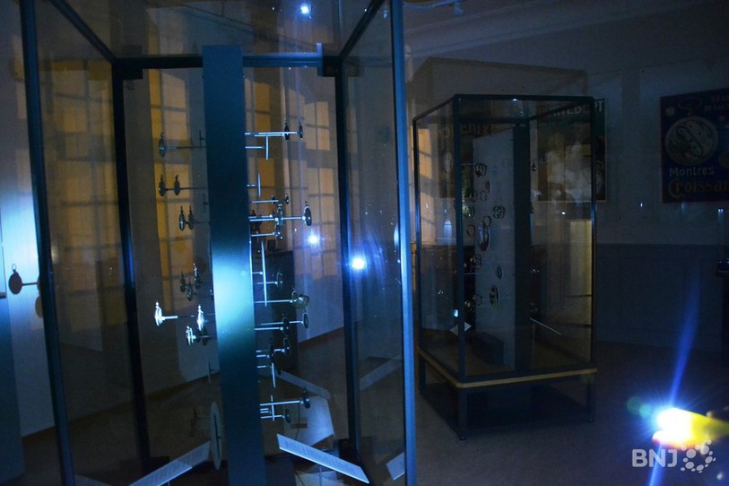 Vitrine du Musée de l'Hôtel Dieu éclairée à la lampe de poche