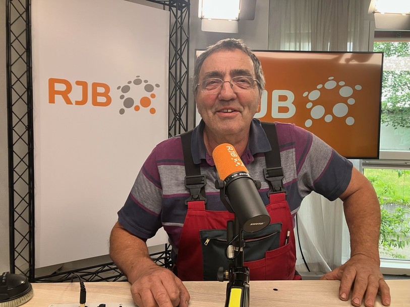 Le Bel Hubert, un pur produit du terroir, régale les auditeurs avec ses chansons humoristiques.