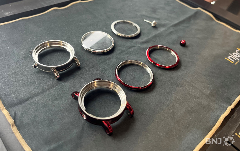 L'entreprise Injector SA a lié la composite rouge avec le métal des pièces de montres.