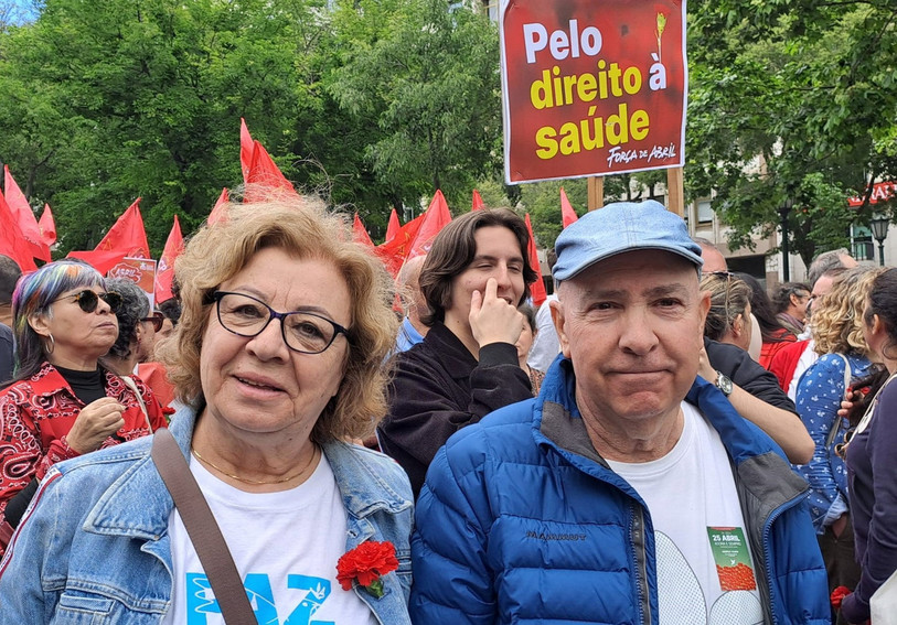 Maria et Francisco Belo, le 25 avril 2024 à Lisbonne, pour commémorer la fin de la dictature au Portugal, il y a 50 ans.