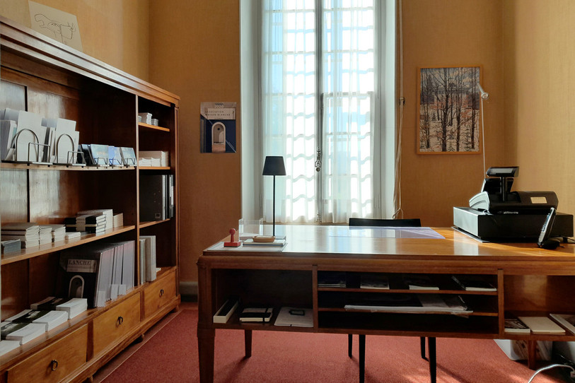 La bibliothèque et le bureau dessinés par Le Corbusier se trouvent dans la pièce où les bénévoles accueillent les visiteurs. (Photo : AMB / FLC / ProLitteris / Claire Butscher).