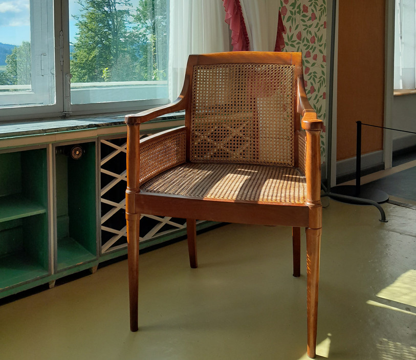 Un fauteuil canné qui sera ensuite placé dans le bureau d'accueil. (Photo : AMB / FLC / ProLitteris / Claire Butscher).