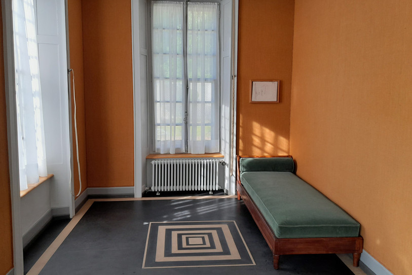 Le lit de repos trône dans le petit salon. (Photo : AMB / FLC / ProLitteris / Claire Butscher).