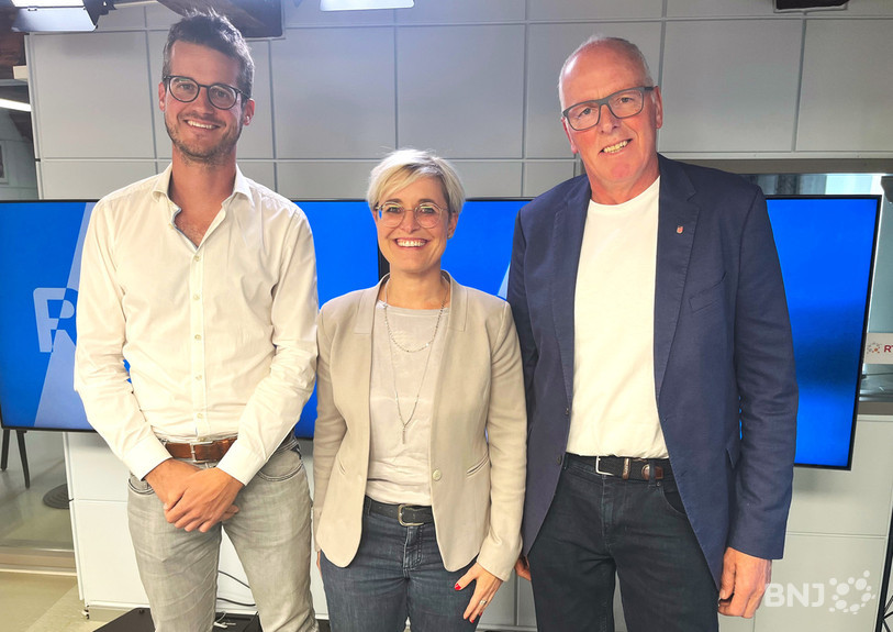 Gauthier Corbat (député du Centre), Rosalie Beuret Siess (présidente PS du Gouvernement jurassien) et Vincent Wermeille (député PCSI, de gauche à droite) veulent commémorer avec enthousiasme le 50e anniversaire du 23 juin 1974.