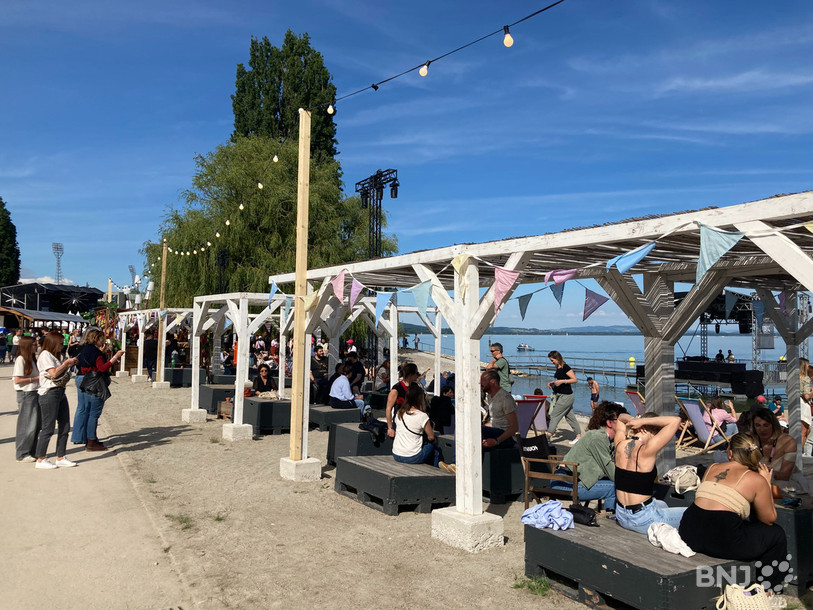 Les festivaliers ont profité des possibilités de s'asseoir à l'ombre aux Jeunes-Rives.