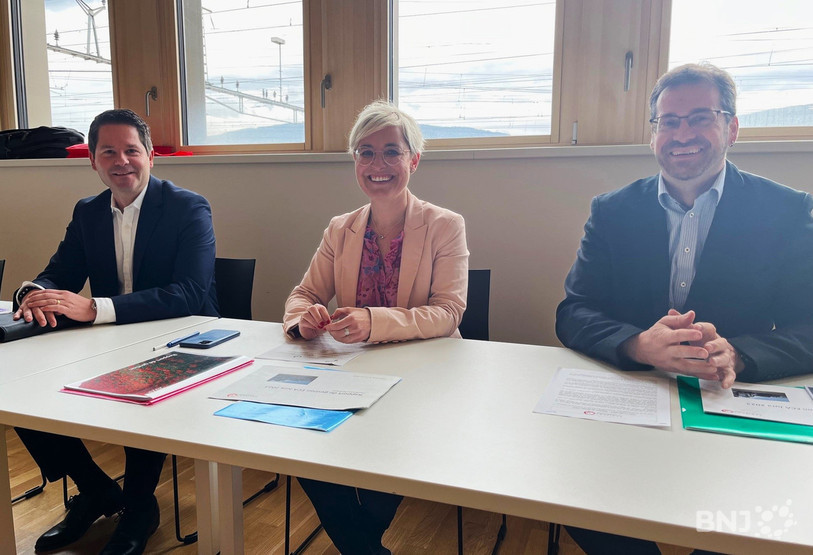 Sébastien Hauser (directeur de l'ECA Jura), Rosalie Beuret Siess (ministre et présidente du Conseil d'administration) et Benoît Froidevaux (responsable Finances et Ressources de l'ECA Jura, de gauche à droite) qualifient l'année 2023 de correcte.