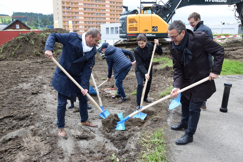 Les autorités communales et cantonales ont enterré une capsule temporelle à l'endroit où sera construit le nouveau bâtiment de la résidence du Châtelot.