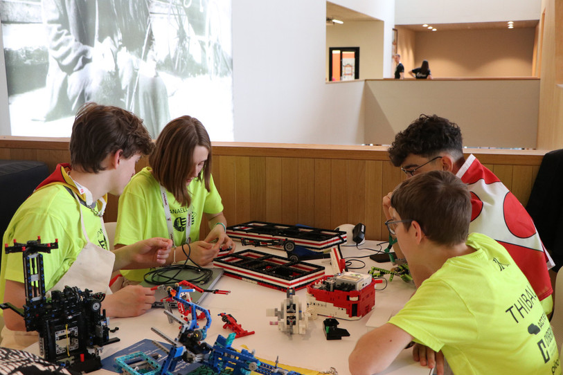 Une équipe de Robots-JU en pleine action à l'occasion de la First Lego League. (Photo : Robots-JU)