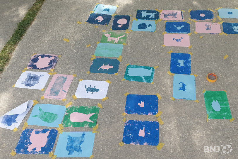 Les enfants ont découpé des silhouettes de chats avant de les imprimer sur des feuilles roses ou bleues ce samedi après-midi à Delémont.