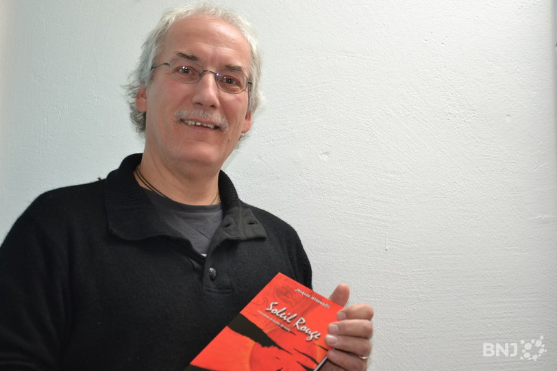 Jacques Staemplfi avec son premier livre, 