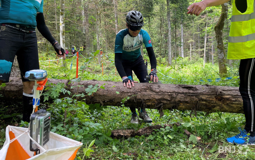 Le Raid Neuchaventure 2024, à l'aveugle sur quelques mètres dans la forêt du Prévoux. 