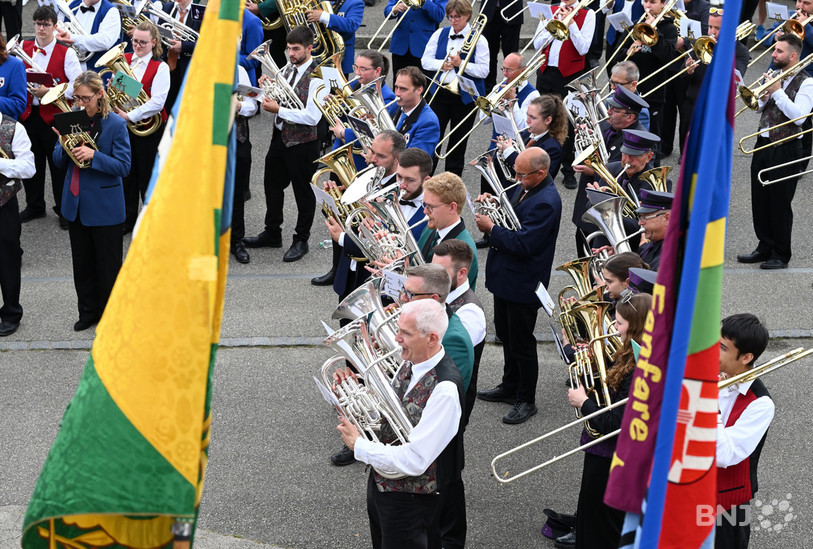 Plusieurs fanfares se sont rassemblées pour jouer ensemble le célèbre Salut à l’Ajoie dimanche à Alle. (photo : Georges Henz)