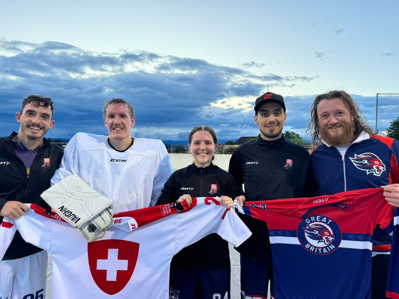Les Chaux-de-Fonniers aux mondiaux (de g. à d.) : Antoine Grandjean, Kylian Ziörjen, Célie Hofer, Vasco Rodrigues Soares et Grégory Ferrington. (Photo : SHCC)