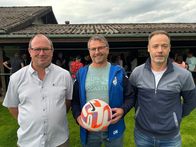De gauche à droite : Thierry Bühler (entraîneur de la 1re équipe), Georges Marquis (président) et Cédric Dubois (responsable junior)