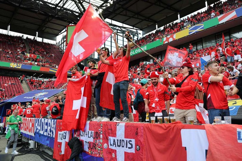 Les supporters suisses en pleine effervescence à Cologne. (Photo : Keystone)