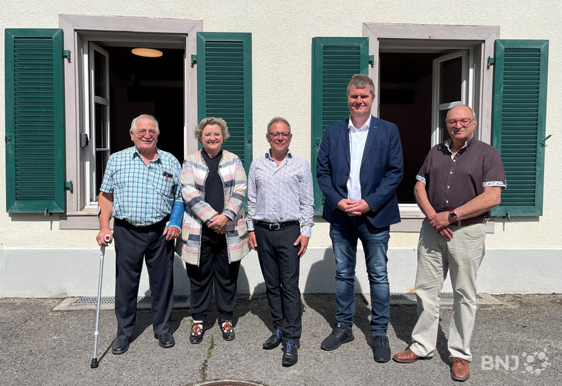Plusieurs membres du conseil de fondation et le directeur ont présenté les travaux de rénovation mardi matin. De gauche à droite : Ernest Müller, Suzanne Maître-Schindelholz, Reto Krenger (directeur), Joël Bindit (président) et Alain Lachat.