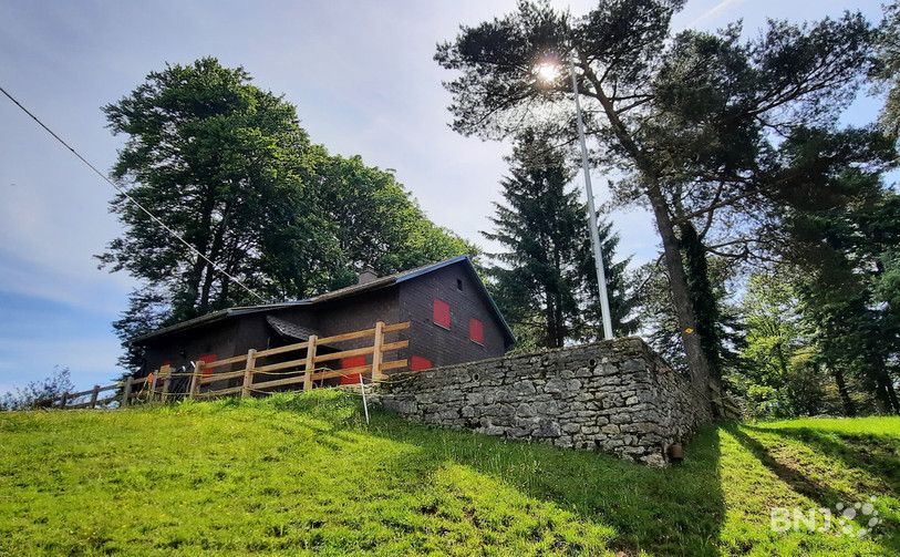 Le chalet du Club alpin suisse se dresse au-dessus de l'Hôtel des Rangiers.