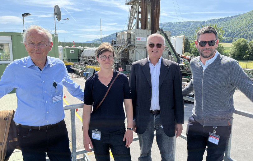 De gauche à droite : Olivier Français (président du comité de patronage), Pauline Godat, Guy Bonvin et Christian Bréthaut. (Photo : Office fédéral de l'énergie).