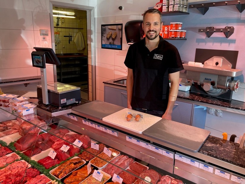 Bastian Nyffeler, assistant de direction de l’enseigne familiale, a reçu le prix du meilleur cervelas de Suisse.