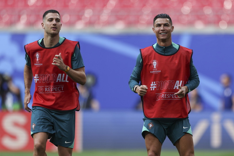 Diogo Dalot accompagne Cristiano Ronaldo qui pourrait effectuer sa dernière compétition majeure. (Photo : EPA/MIGUEL A. LOPES).