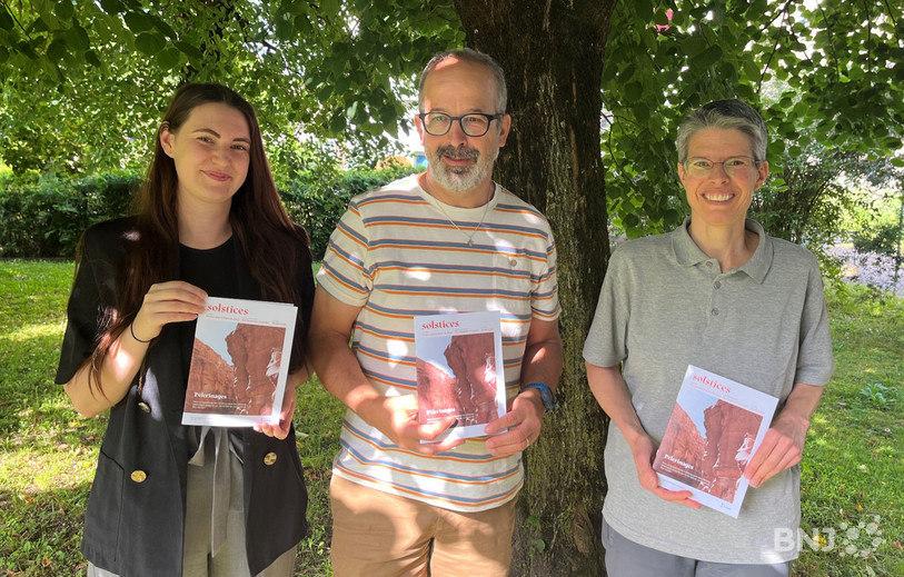De gauche à droite : Coralie Staecheli (rédactrice reponsable de Solstices), Didier Berret (délégué épiscopal) et Marie-Andrée Beuret (déléguée épiscopale).