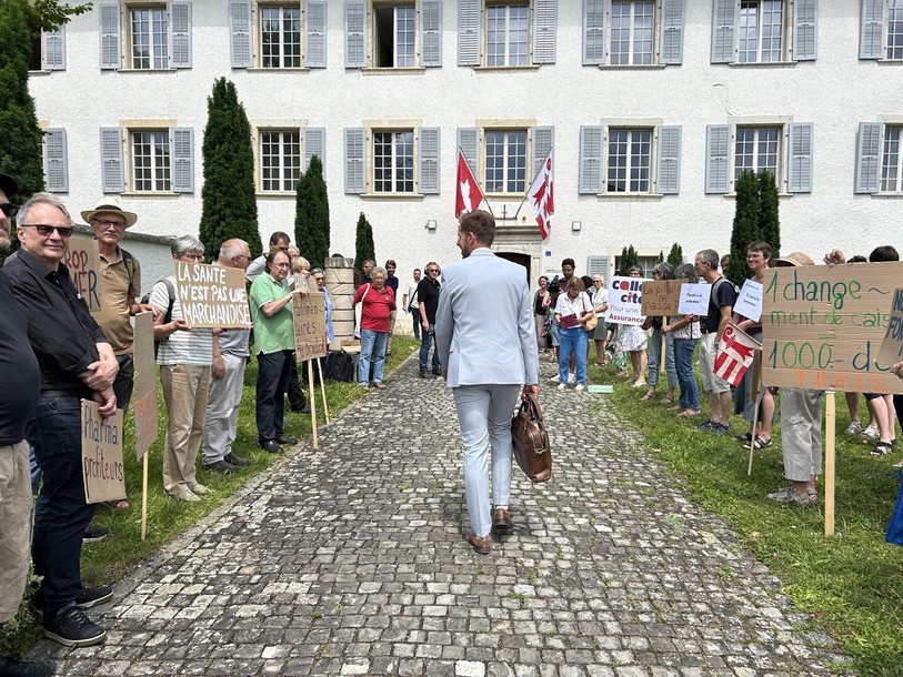 Une quarantaine de personnes étaient réunies devant l'Hôtel du Parlement jurassien pour remettre une pétition « Pour une véritable assurance santé ».