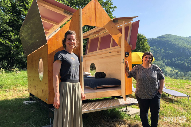 Le projet « OURS » propose des hébergements insolites à Clos du Doubs qui permettent de passer une nuit à la belle étoile. De gauche à droite : Audrey Fasnacht (directrice de TalentisLAB) et Elodie Girardin (agricultrice et porteuse du projet).