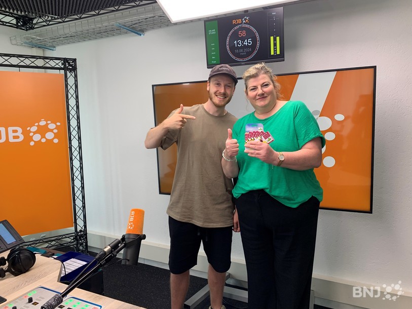 De gauche à droite : Léo et Régine de Bienne, la gagnante du gros lot du Carré Parfait sur RJB