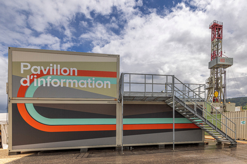 La pavillon d'information est désormais ouvert sur le site de géothermie profonde à Haute-Sorne. (Photo : Geo Energie Suisse)