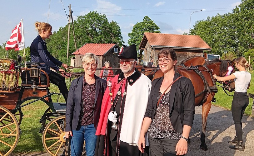Rosalie Beuret Siess (à g.) et Pauline Godat entourent l'huissier Louis-Philippe Seuret au Bémont. (Photo: Jean-François Milani)