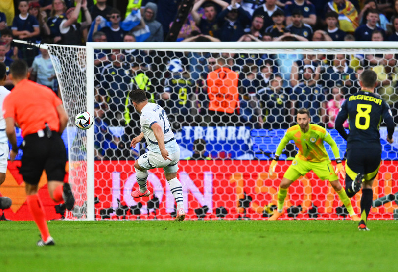 Le moment de la frappe magnifique de Xherdan Shaqiri contre l’Ecosse. (Photo : dpa/Marius Becker).
