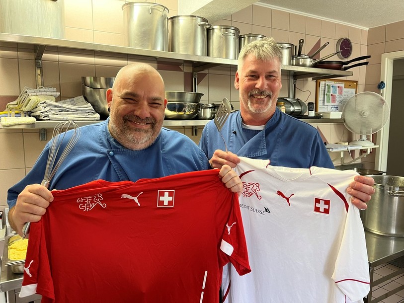 Depuis le 14 juin dernier, date du début de la compétition de football, Thierry Charmillot (à droite) et Nicolas Maître, les 2 cuisiniers du CDE à Moutier, s’amusent à élaborer des recettes inspirées par les affiches des matchs de l’Euro.